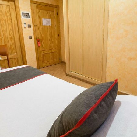 Oyo Hotel Los Alamos Plasencia Ngoại thất bức ảnh