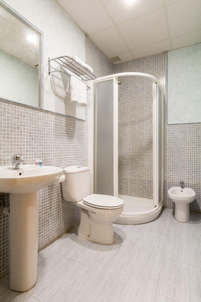 Oyo Hotel Los Alamos Plasencia Ngoại thất bức ảnh
