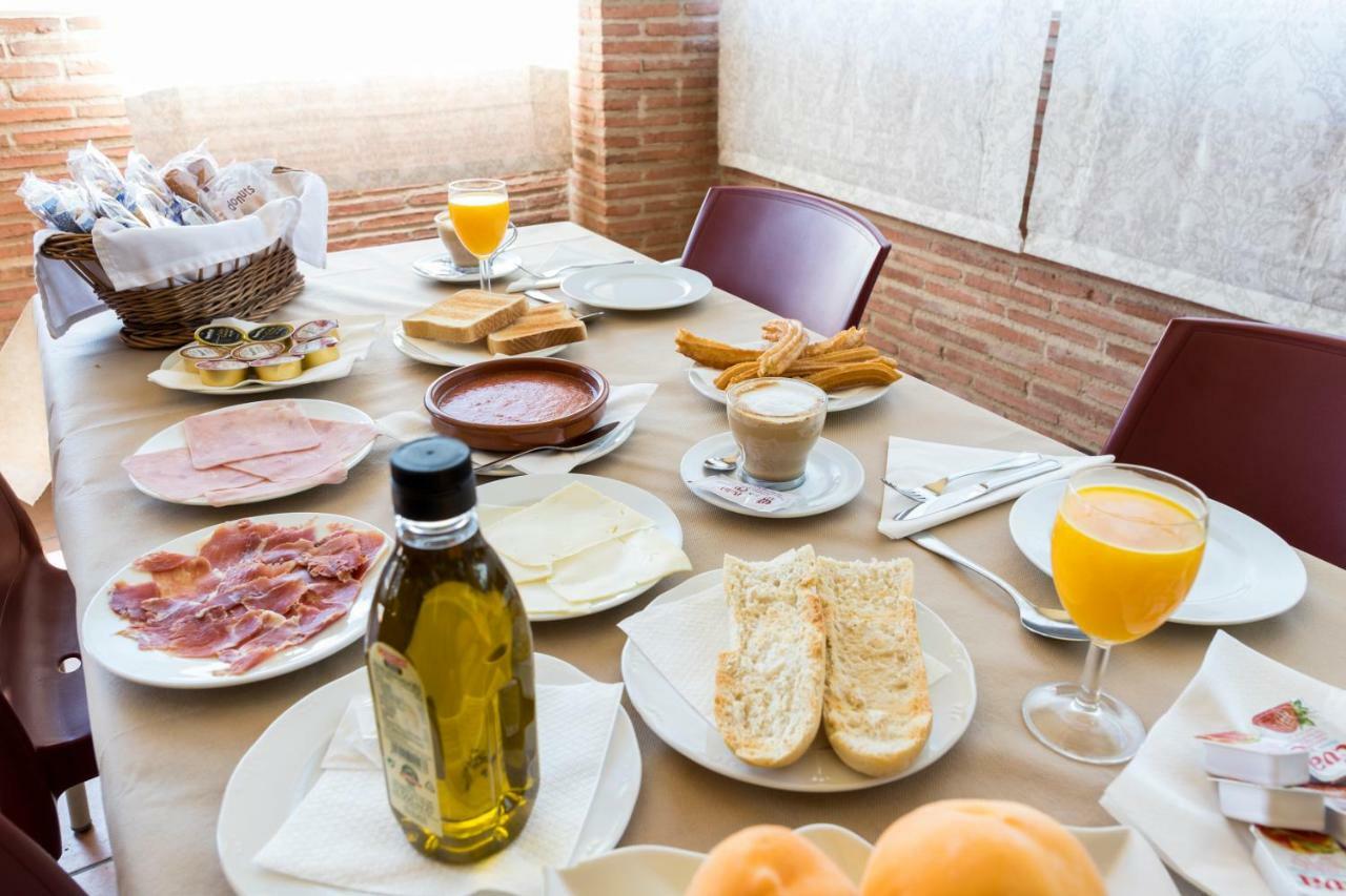 Oyo Hotel Los Alamos Plasencia Ngoại thất bức ảnh