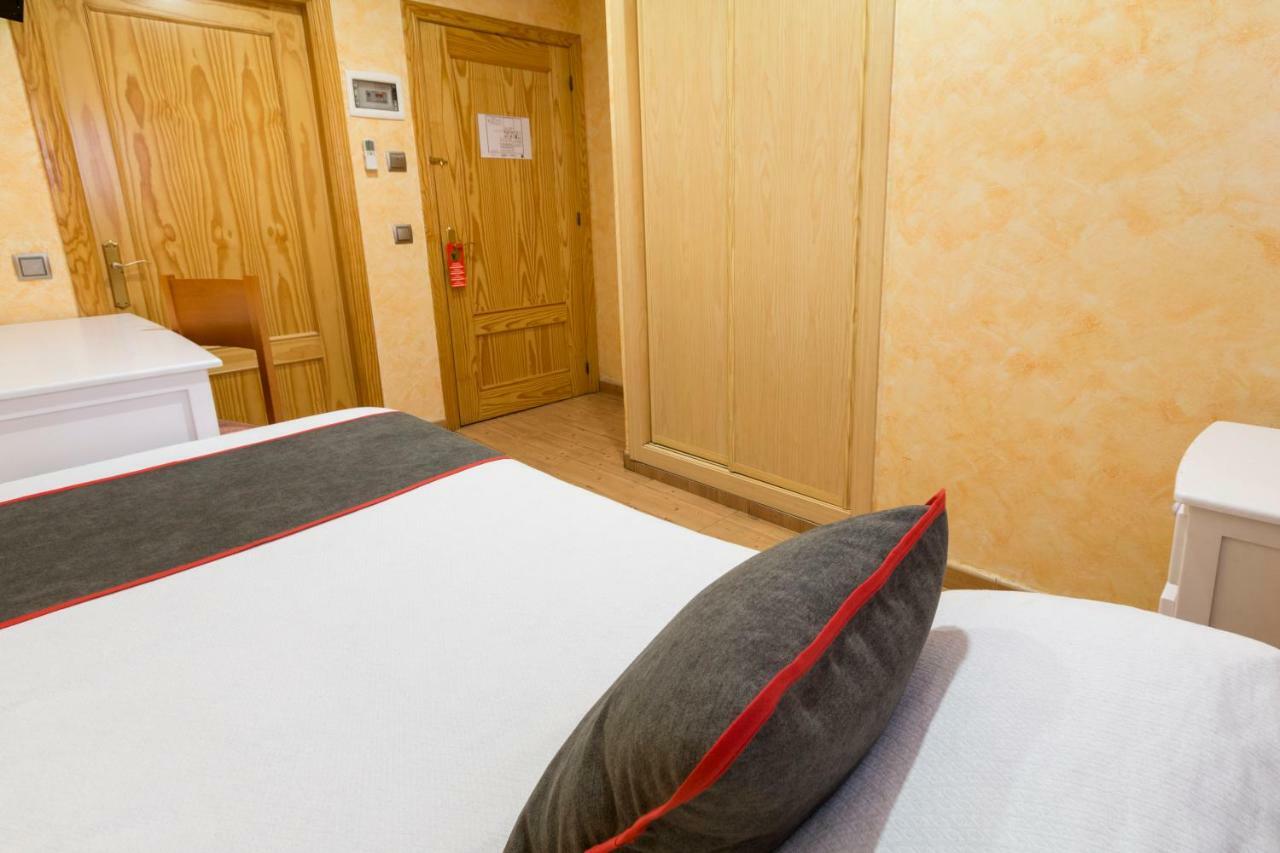 Oyo Hotel Los Alamos Plasencia Ngoại thất bức ảnh