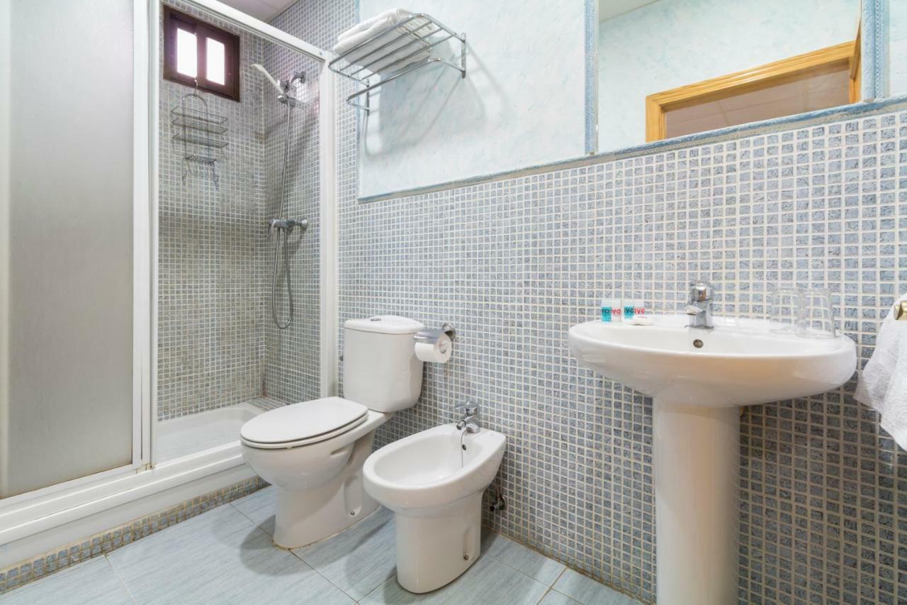 Oyo Hotel Los Alamos Plasencia Ngoại thất bức ảnh