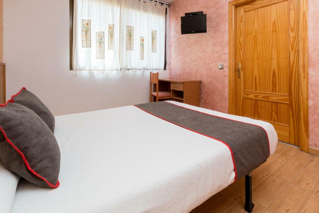Oyo Hotel Los Alamos Plasencia Ngoại thất bức ảnh